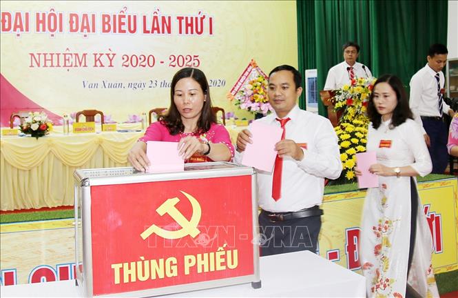 Trong ảnh: Các đại biểu bỏ phiếu bầu Ban Chấp hành Đảng bộ xã Vạn Xuân. Ảnh: Trung Kiên - TTXVN

