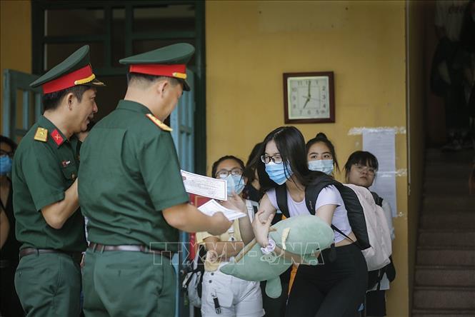Trong ảnh: Đại diện Bộ Chỉ huy Quân sự tỉnh Hòa Bình trao giấy chứng nhận hoàn thành thời gian cách ly cho công dân. Ảnh: Trọng Đạt - TTXVN