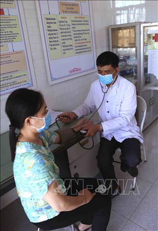 Trong ảnh: Khám bệnh cho nhân dân tại Trạm Y tế xã Phan Sào Nam, huyện Phù Cừ. Ảnh: Vũ Sinh - TTXVN