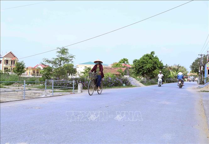 Trong ảnh: Đường giao thông nông thôn xã Tam Đan, huyện Phù Cừ khang trang, sạch đẹp. Ảnh: Vũ Sinh - TTXVN
