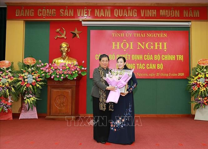 Trong ảnh: Phó Chủ tịch Thường trực Quốc hội Tòng Thị Phóng tặng hoa chúc mừng đồng chí Nguyễn Thanh Hải. Ảnh: TTXVN