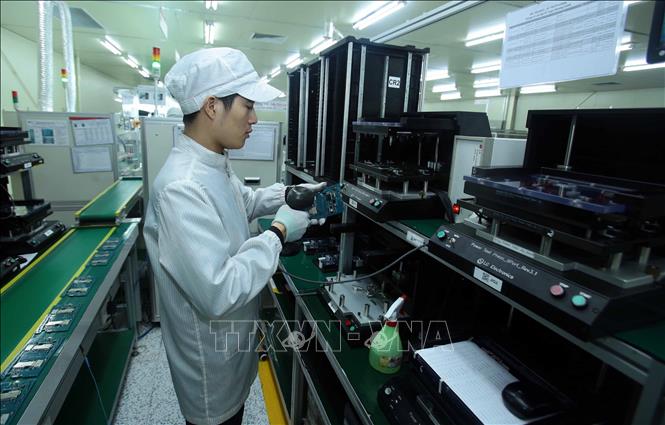 Photo: Manufacturing electronic components at the 4P Co. Ltd. in the northern province of Hung Yen. VNA Photo: Phạm Kiên