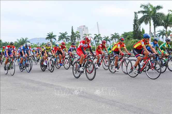Trong ảnh: Các tay đua xuất phát tranh tài chặng 6 từ Đà Nẵng đi Tam Kỳ (Quảng Nam). Ảnh: Trần  Lê Lâm - TTXVN