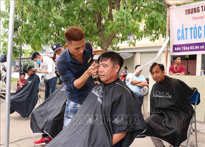 Tham gia ngày hội Thanh niên công nhân Bắc Ninh để khám phá thế giới cắt tóc và phong cách mới. Chúng tôi sẽ mang đến cho bạn nhiều trò chơi thú vị cùng với chương trình ưu đãi đặc biệt cho những khách hàng đến tham quan cửa hàng của chúng tôi.