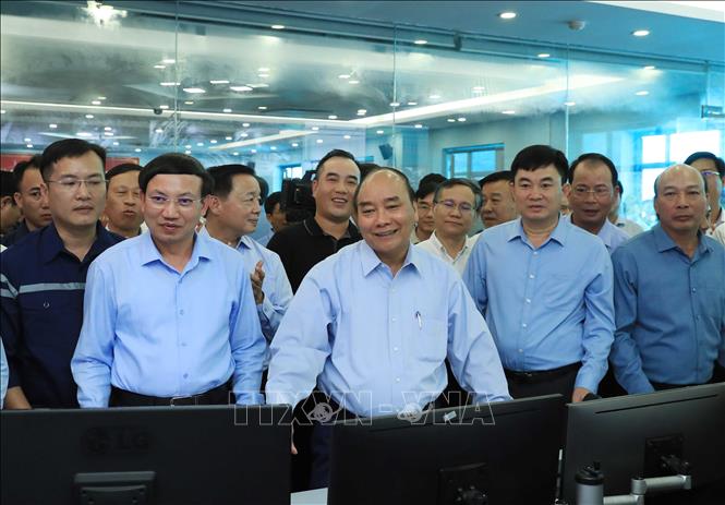Photo: PM Xuan Phuc during a video call with workers of the Ha Lam Coal Joint Stock Company. VNA Photo: Thống Nhất