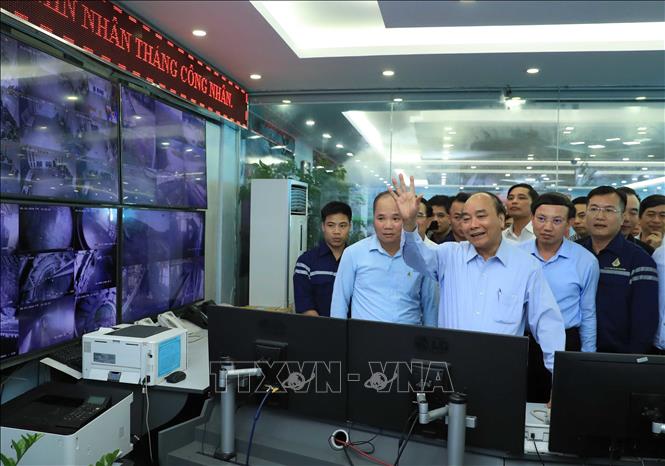 Photo: PM Xuan Phuc during a video call with workers of the Ha Lam Coal Joint Stock Company. VNA Photo: Thống Nhất