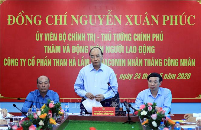 Photo: PM Xuan Phuc works with the Ha Lam Coal Joint Stock Company's leaders. VNA Photo: Thống Nhất