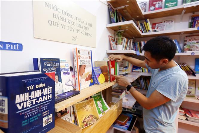 Trong ảnh: Học sinh sinh viên, những người yêu sách tìm, đọc những quyển sách mà mình thích ngay tại Thư viện sách miễn phí số 66 phố Chùa Láng (quận Đống Đa, TP Hà Nội). Ảnh: Anh Tuấn – TTXVN