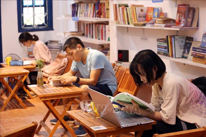Trong ảnh: Học sinh sinh viên, những người yêu sách tìm, đọc những quyển sách mà mình thích ngay tại Thư viện sách miễn phí số 66 phố Chùa Láng (quận Đống Đa, TP Hà Nội). Ảnh: Anh Tuấn – TTXVN
