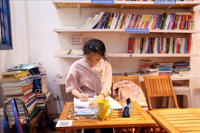Trong ảnh: Học sinh sinh viên, những người yêu sách tìm, đọc những quyển sách mà mình thích ngay tại Thư viện sách miễn phí số 66 phố Chùa Láng (quận Đống Đa, TP Hà Nội). Ảnh: Anh Tuấn – TTXVN