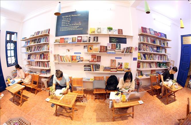 Trong ảnh: Học sinh sinh viên, những người yêu sách tìm, đọc những quyển sách mà mình thích ngay tại Thư viện sách miễn phí số 66 phố Chùa Láng (quận Đống Đa, TP Hà Nội). Ảnh: Anh Tuấn – TTXVN