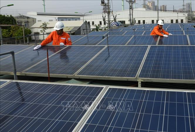 Trong ảnh: Điện mặt trời mái nhà không chỉ mang lại nhiều lợi ích kinh tế mà còn giúp chống nóng công trình và góp phần bảo vệ môi trường. Ảnh: Ngọc Hà - TTXVN