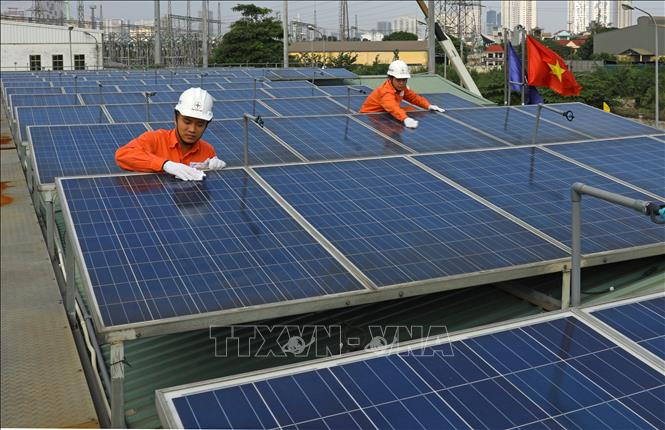 Trong ảnh: Điện mặt trời mái nhà không chỉ mang lại nhiều lợi ích kinh tế mà còn giúp chống nóng cho công trình và góp phần bảo vệ môi trường. Ảnh: Ngọc Hà - TTXVN