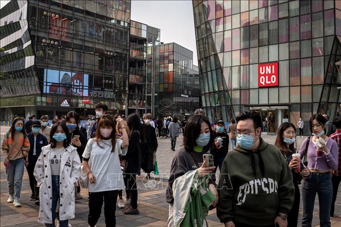 Trong ảnh: Một cửa hàng của Uniqlo (phải) tại Bắc Kinh, Trung Quốc ngày 19/4/2020. Ảnh: AFP/ TTXVN