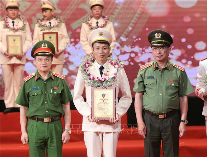 Trong ảnh: Thượng tướng Nguyễn Văn Thành, Ủy viên Trung ương Đảng, Thứ trưởng Bộ Công an và Trung tướng Phạm Quốc Cương, Tư lệnh Bộ Tư lệnh Cảnh sát cơ động tặng tràng hoa, bằng vinh danh chúc mừng các tập thể, cá nhân điển hình tiên tiến. Ảnh: Doãn Tấn - TTXVN