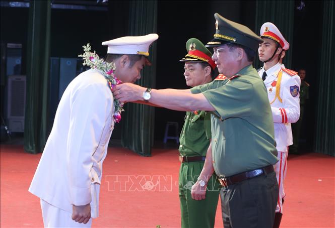 Trong ảnh: Thượng tướng Nguyễn Văn Thành, Ủy viên Trung ương Đảng, Thứ trưởng Bộ Công an và Trung tướng Phạm Quốc Cương, Tư lệnh Bộ Tư lệnh Cảnh sát cơ động tặng tràng hoa, bằng vinh danh chúc mừng các tập thể, cá nhân điển hình tiên tiến. Ảnh: Doãn Tấn - TTXVN