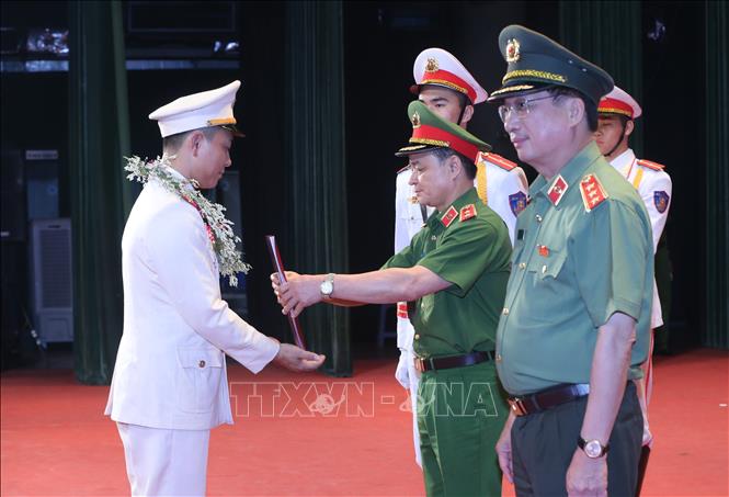 Trong ảnh: Thượng tướng Nguyễn Văn Thành, Ủy viên Trung ương Đảng, Thứ trưởng Bộ Công an và Trung tướng Phạm Quốc Cương, Tư lệnh Bộ Tư lệnh Cảnh sát cơ động tặng tràng hoa, bằng vinh danh chúc mừng các tập thể, cá nhân điển hình tiên tiến. Ảnh: Doãn Tấn - TTXVN