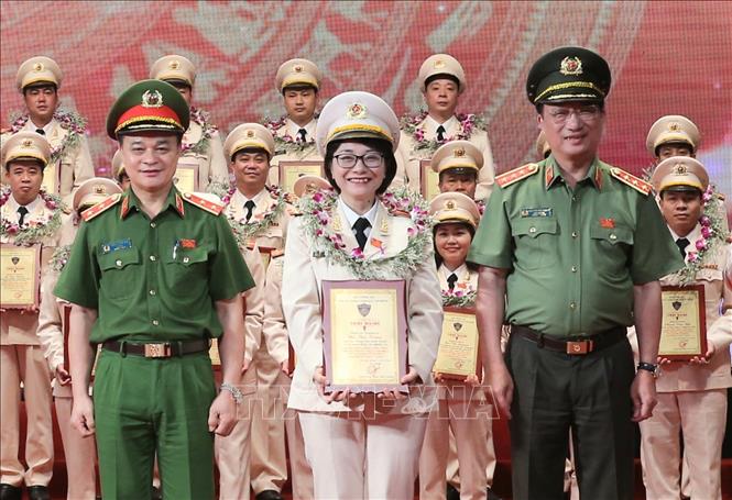 Trong ảnh: Thượng tướng Nguyễn Văn Thành, Ủy viên Trung ương Đảng, Thứ trưởng Bộ Công an và Trung tướng Phạm Quốc Cương, Tư lệnh Bộ Tư lệnh Cảnh sát cơ động tặng tràng hoa, bằng vinh danh chúc mừng các tập thể, cá nhân điển hình tiên tiến. Ảnh: Doãn Tấn - TTXVN
