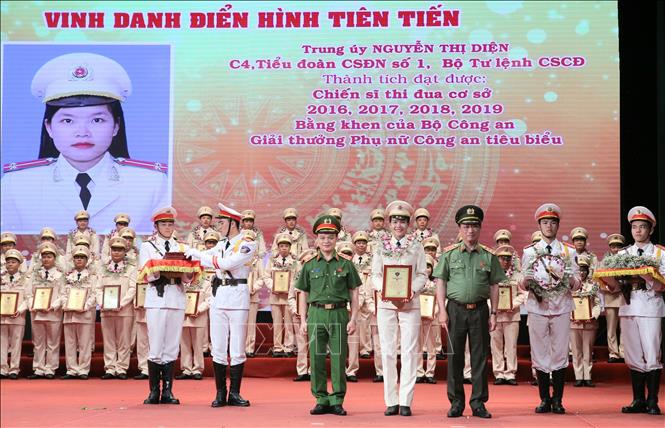Trong ảnh: Thượng tướng Nguyễn Văn Thành, Ủy viên Trung ương Đảng, Thứ trưởng Bộ Công an và Trung tướng Phạm Quốc Cương, Tư lệnh Bộ Tư lệnh Cảnh sát cơ động tặng tràng hoa, bằng vinh danh chúc mừng các tập thể, cá nhân điển hình tiên tiến. Ảnh: Doãn Tấn - TTXVN