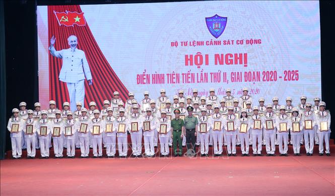 Trong ảnh: Thượng tướng Nguyễn Văn Thành, Ủy viên Trung ương Đảng, Thứ trưởng Bộ Công an và Trung tướng Phạm Quốc Cương, Tư lệnh Bộ Tư lệnh Cảnh sát cơ động tặng tràng hoa, bằng vinh danh chúc mừng các tập thể, cá nhân điển hình tiên tiến. Ảnh: Doãn Tấn - TTXVN