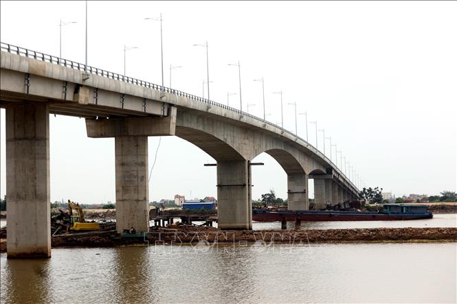 Trong ảnh: Cầu chính bao gồm 19 nhịp, rộng 12m dài 988m. Ảnh: Huy Hùng - TTXVN