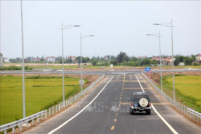 Trong ảnh: Cầu Thịnh Long bắc qua sông Ninh Cơ có chiều dài toàn tuyến là 2,36 km, sẽ được chính thức thông xe vào ngày 28/5/2020. Ảnh: Huy Hùng  - TTXVN