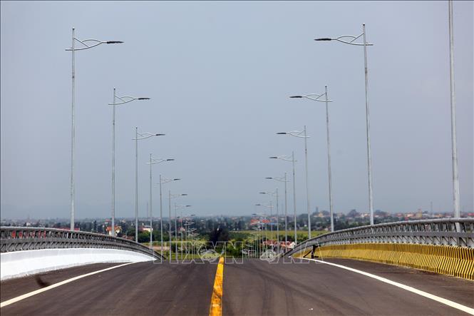 Trong ảnh: Cầu có bề rộng 12m, gồm hai làn xe cơ giới (mỗi làn 3,5m), hai làn xe thô sơ (mỗi làn 2m) và lan can mỗi bên cầu rộng 0,5m, vận tốc thiết kế 80km/h. Ảnh: Huy Hùng - TTXVN
