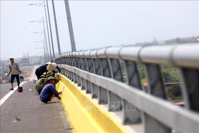 Trong ảnh: Phần cầu chính đang tiến hành thi công nốt hạng mục sơn thành cầu. Ảnh: Huy Hùng - TTXVN