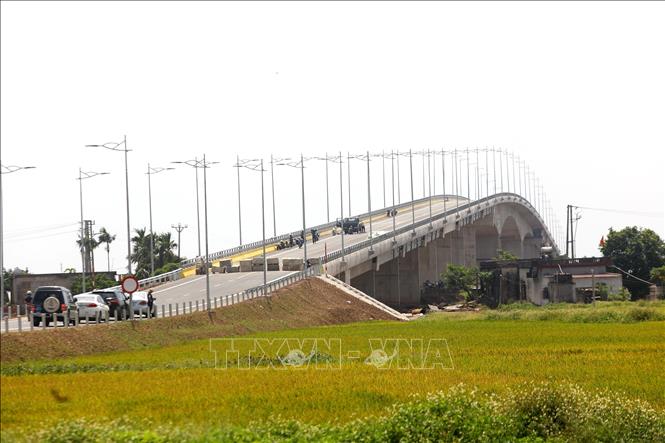 Trong ảnh: Cầu Thịnh Long bắc qua sông Ninh Cơ có chiều dài toàn tuyến là 2,36 km. Ảnh: Huy Hùng  - TTXVN