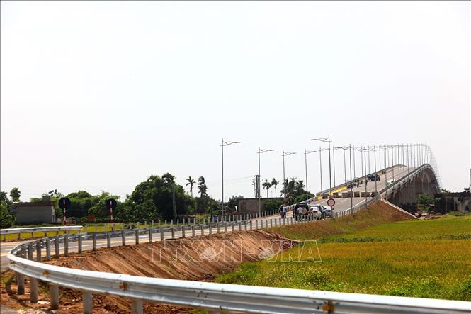 Trong ảnh: Cầu Thịnh Long nhìn từ phía huyện Nghĩa Hưng. Ảnh: Huy Hùng - TTXVN