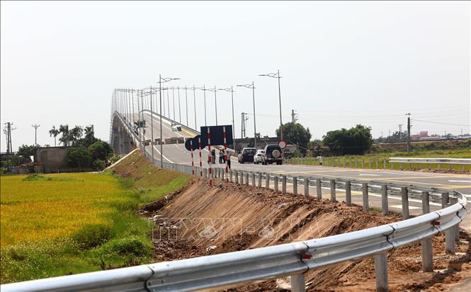 Trong ảnh: Đường dẫn cầu Thịnh Long được thiết kế theo đường cấp III đồng bằng dài 1,37 km, vận tốc thiết kế 80km/h. Ảnh: Huy Hùng - TTXVN