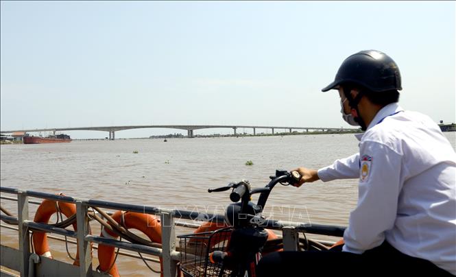 Trong ảnh: Khi cây cầu được thông xe, các bến phà Phú Lễ và Thịnh Long sẽ kết thúc hành trình lịch sử  của mình. Ảnh: Huy Hùng - TTXVN