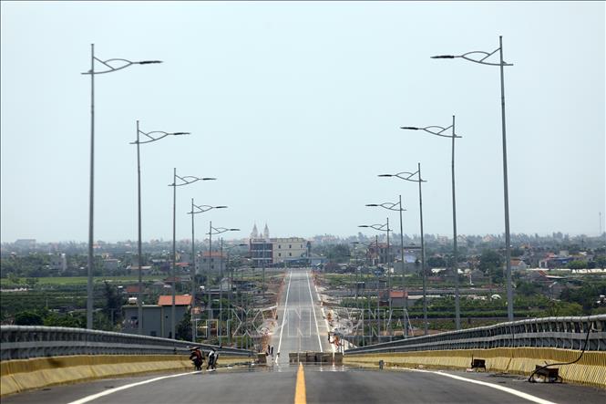 Trong ảnh: Phần cầu và đường dẫn bên phía huyện Hải Hậu. Ảnh: Huy Hùng - TTXVN