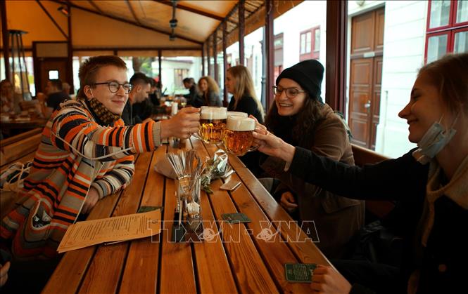 Trong ảnh: Người dân thưởng thức bữa ăn tại một nhà hàng ở Prague, CH Séc trong bối cảnh lệnh hạn chế được dỡ bỏ ngày 25/5/2020. Ảnh: THX/TTXVN