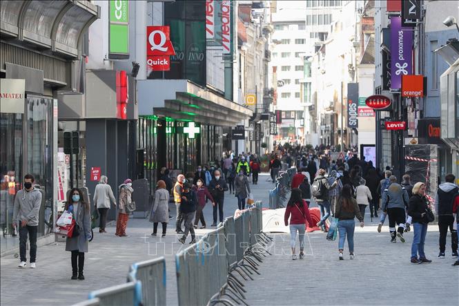 Trong ảnh: Người dân lưu thông trên tuyến phố thương mại ở Brussels, Bỉ sau khi lệnh hạn chế nhằm ngăn dịch COVID-19 lây lan được nới lỏng, ngày 11/5/2020. Ảnh: THX/TTXVN