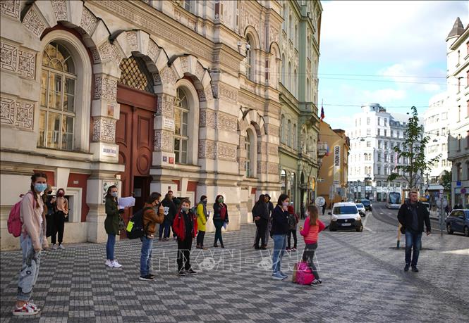 Trong ảnh: Học sinh trở lại trường học ở Prague, CH Séc sau khi lệnh hạn chế nhằm ngăn dịch COVID-19 lây lan được dỡ bỏ, ngày 25/5/2020. Ảnh: THX/TTXVN