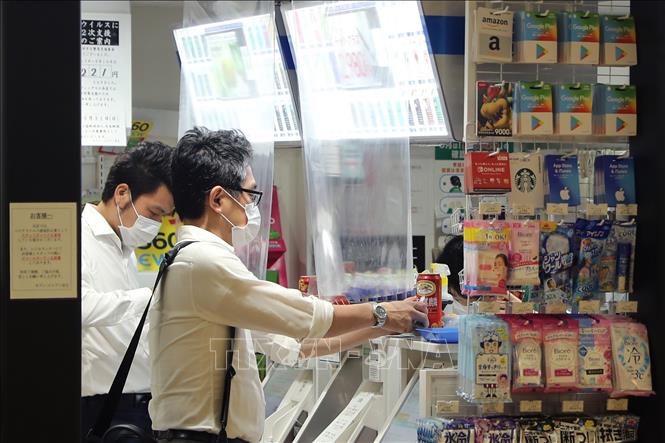 Trong ảnh: Người dân mua sắm tại một cửa hàng ở Tokyo, Nhật Bản ngày 25/5/2020. Ảnh: THX/ TTXVN
