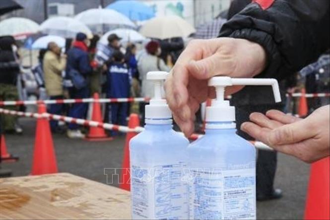 Trong ảnh: Người dân rửa tay sát khuẩn phòng lây nhiễm COVID-19 tại thành phố Kamaishi, Nhật Bản. Ảnh: THX/ TTXVN