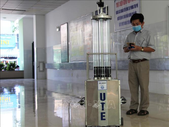 Trong ảnh: Điều khiển Robot diệt khuẩn bằng tia UV. Ảnh: Văn Dũng - TTXVN