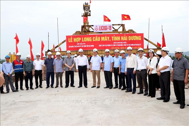 Trong ảnh: Các đại biểu tham gia chụp ảnh lưu niệm tại lễ hợp long cầu Mây. Ảnh: Mạnh Tú - TTXVN