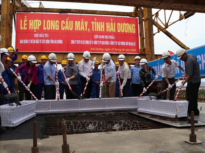 Trong ảnh: Các đại biểu tham gia nghi thức hợp long cầu Mây. Ảnh: Mạnh Tú - TTXVN