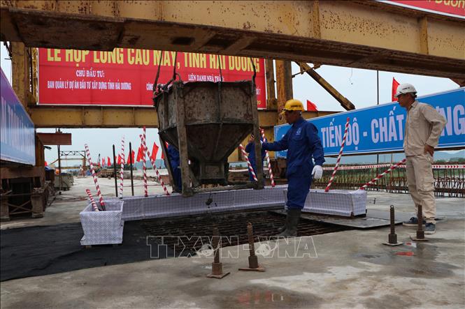 Trong ảnh: Công nhân đổ bê tông hoàn thành hợp long cầu Mây. Ảnh: Mạnh Tú – TTXVN