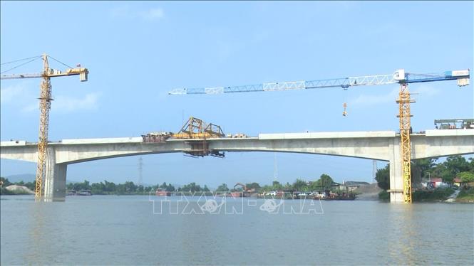 Trong ảnh: Cầu Mây đang được hoàn thiện. Ảnh: Mạnh Tú-TTXVN
