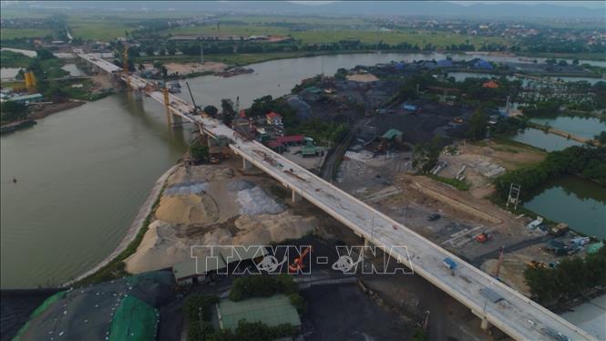 Trong ảnh: Cầu Mây đang được hoàn thiện. Ảnh: Mạnh Tú-TTXVN
