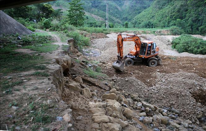 Trong ảnh: Thi công hạng mục nạo vét cuội sỏi bồi lấp lòng sông khu vực mố trụ chân cầu Sê Băng Hiêng. Ảnh: Hồ Cầu-TTXVN