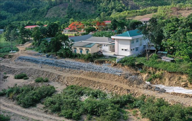 Trong ảnh: Một đoạn kè bằng rọ đá hộc tại khu vực Trạm Y tế xã Hướng Lập vừa xây dựng hoàn thành. Ảnh: Hồ Cầu-TTXVN