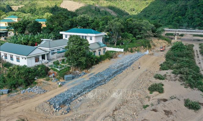 Trong ảnh: Một đoạn kè bằng rọ đá hộc tại khu vực Trạm Y tế xã Hướng Lập vừa xây dựng hoàn thành. Ảnh: Hồ Cầu-TTXVN