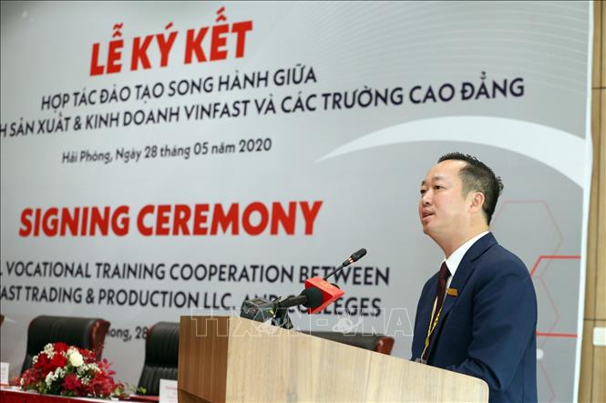 Trong ảnh: Hiệu trưởng trường Cao đẳng Cơ điện Hà Nội, Đồng Văn Ngọc phát biểu tại lễ ký. Ảnh: Anh Tuấn – TTXVN