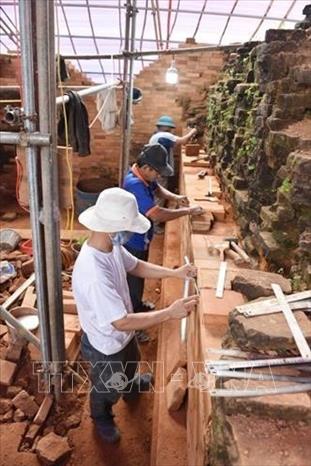 Trong ảnh: Khôi phục đài thờ tại tháp A10 trong quần thể nhóm tháp A Di sản Văn hóa thế giới Mỹ Sơn. Ảnh: Đoàn Hữu Trung-TTXVN