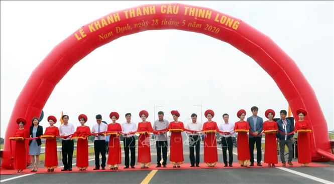 Trong ảnh: Lãnh đạo Bộ Giao thông Vận tải, tỉnh Nam Định và các đơn vị liên quan cắt băng khánh thành cầu Thịnh Long. Ảnh: Văn Đạt - TTXVN